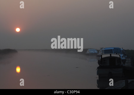 Sonnenaufgang auf dem Fluss Bure Stracey Arms, Norfolk Broads. Stockfoto