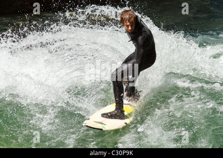 Surfer im Fluss Eisbach, Englischer Garten, München, Deutschland Stockfoto