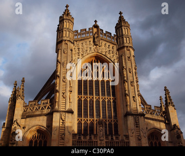 Bath Abbey in warmen späten Nachmittag Licht getaucht, wie die Sonne kurz durch die Wolken bricht. Stockfoto