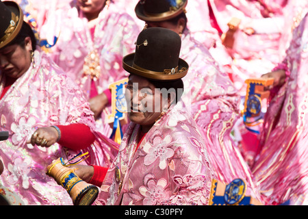 Native bolivianischer kostümierter Tänzer führt die Urkupina Jungfrau Festival in Quillacollo außerhalb Cochabamba, Bolivien. Stockfoto