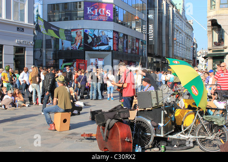 Band spielt auf der Straße in Støget, Copenhagen Stockfoto