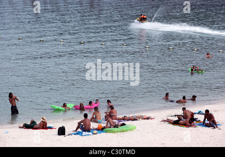 Touristen, die Entspannung am Haad Rin Nok, der Vollmond Party Strand auf Ko Pha-Ngan, Thailand Stockfoto