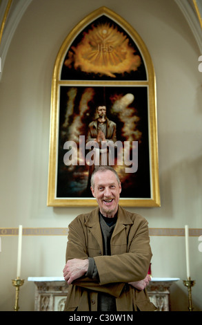 Glasgow Künstlers Peter Howson mit seinem Gemälde von John Ogilvie in der St.-Andreas Kathedrale, Glasgow. Stockfoto