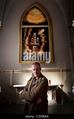 Glasgow Künstlers Peter Howson mit seinem Gemälde von John Ogilvie in der St.-Andreas Kathedrale, Glasgow. Stockfoto