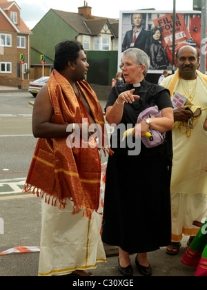 Hindupriester, Weiblich anglikanische Pfarrer in New Malden Surrey England im Gespräch Stockfoto