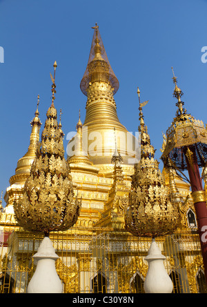 Goldene Strukturen an den buddhistischen birmanischen Tempel der Shwesandaw Paya in Pyay, Myanmar Stockfoto