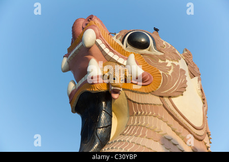 Fabelwesen außerhalb der Shwesandaw Pagode in Pyay, Myanmar Stockfoto