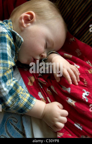 1 Jahr altes Baby Boy ein Nickerchen auf der Couch. Stockfoto