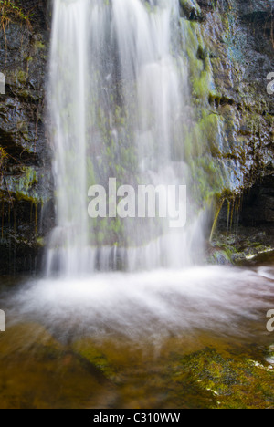 Ein kleiner Bach, der wandte sich an einen kleinen Wasserfall Autobahnabfahrt A83 nahe den Rest und dankbar sein. Stockfoto