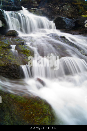 Ein kleiner Bach, der wandte sich an einen kleinen Wasserfall Autobahnabfahrt A83 nahe den Rest und dankbar sein. Stockfoto