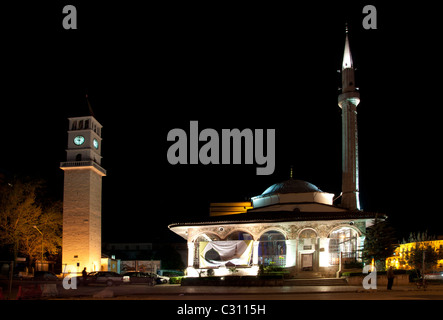 Ethem Bey-Moschee und Uhrturm in Tirana bei Nacht Stockfoto