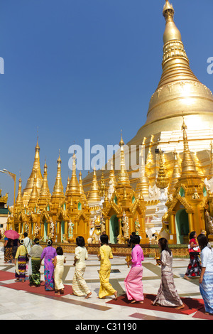 Prozession der Frauen mit Angeboten an der Shwedagon Pagode in Yangon, Myanmar vor dem Jahreswechsel Myanmar Stockfoto