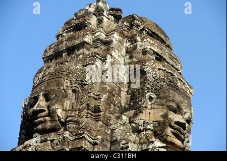 Die riesige Stein lächelnde Gesichter von Bayon in der berühmten Angkor Archäologische Park ist eines der spektakulärsten der Tempel. Stockfoto