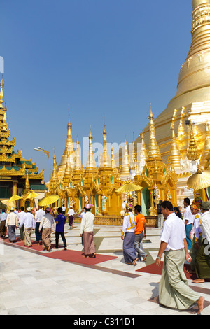 Prozession in der Shwedagon-Pagode in Yangon, Birma Stockfoto