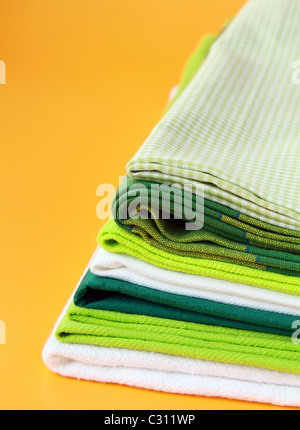 Haufen von Leinen Geschirrtücher mit Platz für Ihren text Stockfoto