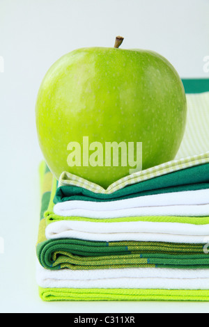 Haufen von Leinen Geschirrtücher mit Platz für Ihren text Stockfoto