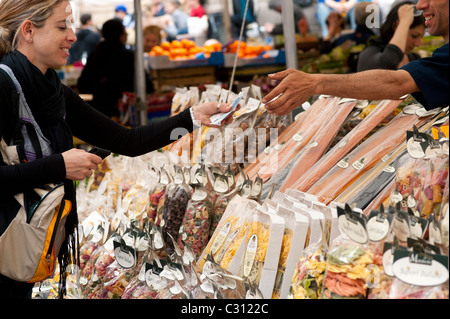 Rom, Italien - 22. April 2011 Frau Kauf Pasta am Markt stehen Stockfoto