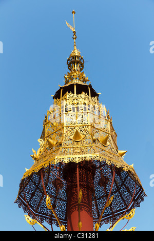 Goldene Hti im birmanischen buddhistischen Tempel der Shwesandaw Pagode in Pyay oder Prome, Myanmar Stockfoto