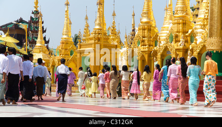 Religiöse Prozessionen statt an der Shwedagon Pagode in Yangon, Birma kurz vor Neujahr Myanmar Stockfoto