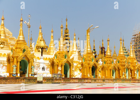 Goldene Pagoden, Schreinen und Statuen an den buddhistischen Shwedagon Pagode in Yangon, Myanmar (Burma) Stockfoto