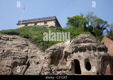 Nottingham Castle mit Höhlen unterhalb. Mortimers Loch Sudhaus Hof Museum, England UK Stockfoto