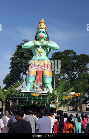 Hindus verehren unter riesigen Statue von Hanuman (Affengott) bei Batu Caves. Kuala Lumpur, Welaayat Persekutan, Malaysia Stockfoto