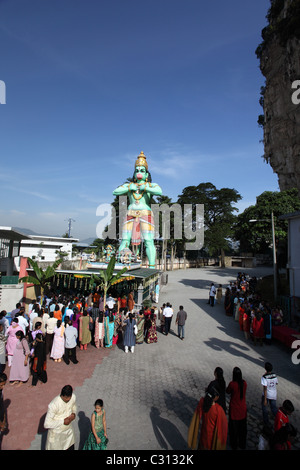 Hindus verehren unter riesigen Statue von Hanuman (Affengott) bei Batu Caves. Stockfoto