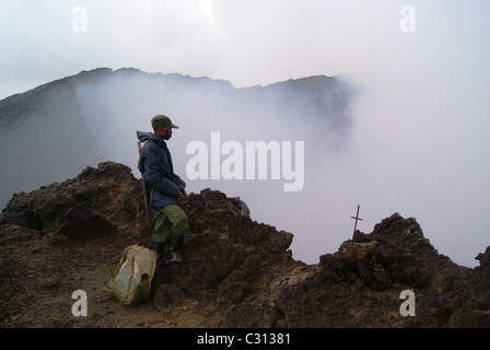 Virunga Nationalpark, demokratische Republik Kongo: Ein Parkranger steht an der Mündung des Nyiragongo, eines des aktivsten Vulkans der Erde. Stockfoto