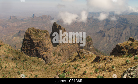Simien Mountains, Nord-Äthiopien: Buttes und Mesas ragen aus der Tiefebene von Imet Gogo gesehen. Stockfoto