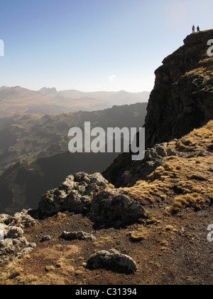 Simien Mountains, Nord-Äthiopien: Wanderer genießen Sie den Ausblick von den Klippen über dem Chenek. Stockfoto