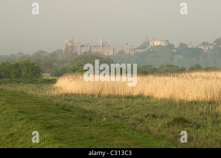 Eine trübe Arundel Castle von den Ufern des Flusses Arun in West Sussex. Stockfoto