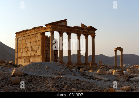 Palmyra. Syrien. Blick auf den Toten-Tempel mit seiner eleganten Portikus aus sechs Spalten. Stockfoto