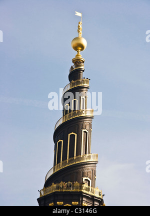 Touristen auf den verdrehten Turm Barock Vor Frelsers Kirke (Kirche der Heiligen) Cristianshavn Kopenhagen Dänemark Europa Stockfoto