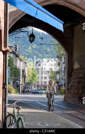 Ein Mann Radfahren unter dem Schwabentor, historischen Stadttor Freiburg, Deutschland Stockfoto