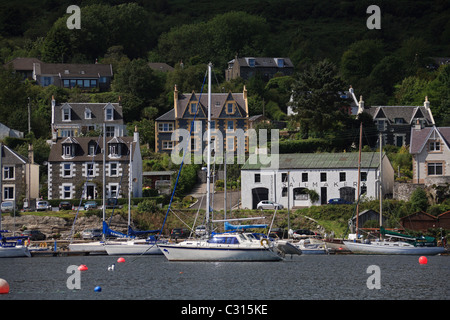 Yachten in dem kleinen Fischerdorf Port Tarbert, Loch Fyne gebunden. Stockfoto