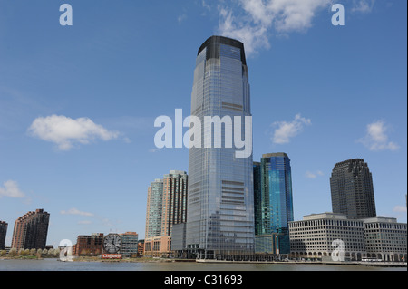Die Goldman Sachs Gebäude, die berühmte Uhr und der Morris-Canal in Jersey City, N, J. sind am Westufer des Hudson River. Stockfoto
