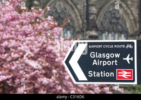 Wegweiser zum Glasgow Airport Cycle Route und Bahnhof, Schottland, Großbritannien Stockfoto