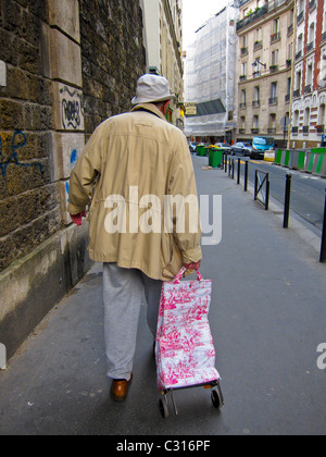 Paris, Frankreich, Seniorenmensch auf der Straße mit Einkaufswagen, ältere Menschen, Rentner, Armut ältere Menschen, Einsamkeit, Alter Stockfoto