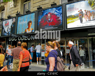 Paris, Frankreich, Leute, die vor dem französischen Kinotheater Marquee laufen, im Viertel Saint Germain des Pres, UGC Odeon Kinoplakate, paris geschäftige Straße Paris tagsüber Stockfoto