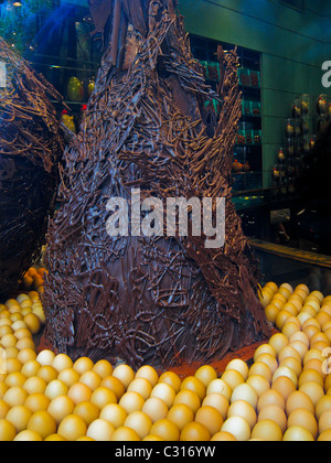 Paris, Frankreich, Shopping in französischen Schokoladenläden, Chocolatier im Viertel Saint Germain des Pres, Patrick Roger, Osterkreation, Schaufenster, Details Stockfoto