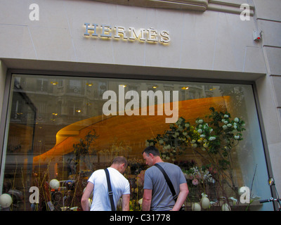 Paris, Frankreich, Männer 'Schaufenstereinkäufe' französischer Luxus-Markenladen, Hermes Boutique, Shopper im Viertel 'Saint Germain des Pres', Ladenfront mit Schild, weltweites Markeneinkäufe Stockfoto