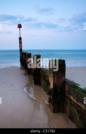 Ein Strand Buhne, bei Ebbe zu sehen. Diese Küstenschutzes stoppen den Sand Waschen entfernt. Stockfoto