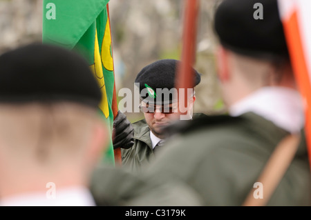 Belfast, Nordirland. 24. April 2011 - Mitglied der Farbe Partei als Republican Sinn Féin Gedenken Irish Republican Toten Stockfoto