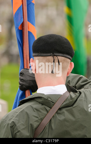 Zurück von den Kopf eines Mannes, der irischen republikanischen paramilitärischen Stil Kleidung einschließlich eine Baskenmütze, die eine Flagge Stockfoto