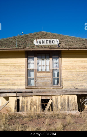 Der Zug hört nicht auf alte und verlassene Ancho Railroad Depot mehr, Ancho, New Mexico. Stockfoto