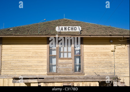 Der Zug hört nicht auf alte und verlassene Ancho Railroad Depot mehr, Ancho, New Mexico. Stockfoto