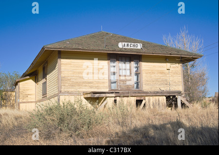 Der Zug hört nicht auf alte und verlassene Ancho Railroad Depot mehr, Ancho, New Mexico. Stockfoto