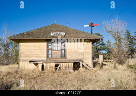 Der Zug hört nicht auf alte und verlassene Ancho Railroad Depot mehr, Ancho, New Mexico. Stockfoto