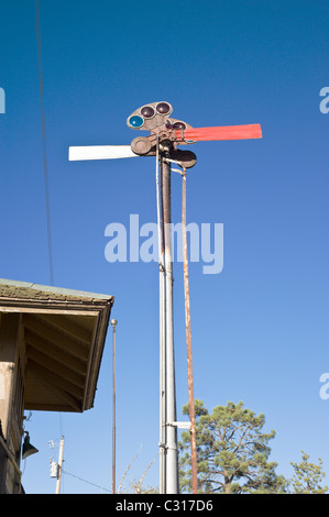 Obwohl ansonsten signalisieren, hört nicht auf der Zug auf alte und verlassene Ancho Railroad Depot mehr, Ancho, New Mexico. Stockfoto