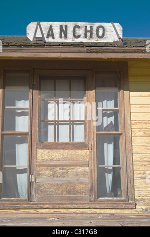 Der Zug hört an der alte und verlassene Ancho Depot mehr, Ancho, New Mexico nicht auf. Stockfoto